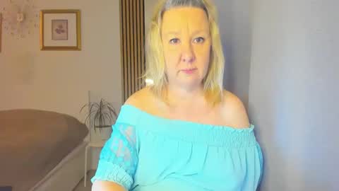 Snapshot of blonde_angel20 chatting on January 21, 6:00 am Nicole online show from January 21, 6:00 am