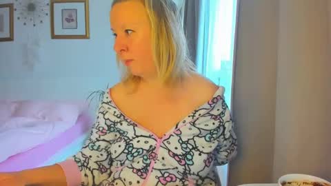 Snapshot of blonde_angel20 chatting on January 11, 9:15 am Nicole online show from January 11, 9:15 am