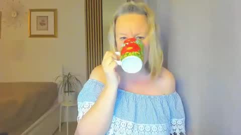 Snapshot of blonde_angel20 chatting on January 21, 4:37 pm Nicole online show from January 21, 4:37 pm