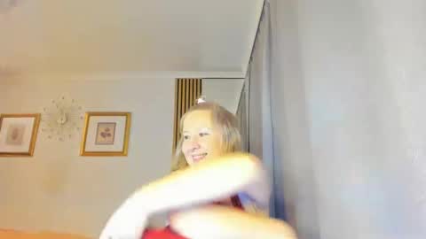 Snapshot of blonde_angel20 chatting on February 8, 5:51 am Nicole online show from February 8, 5:51 am