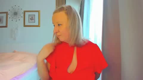 Snapshot of blonde_angel20 chatting on February 5, 7:18 am Nicole online show from February 5, 7:18 am