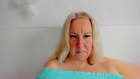 Snapshot of blonde_angel20 chatting on September 12, 9:51 am Nicole online show from September 12, 9:51 am