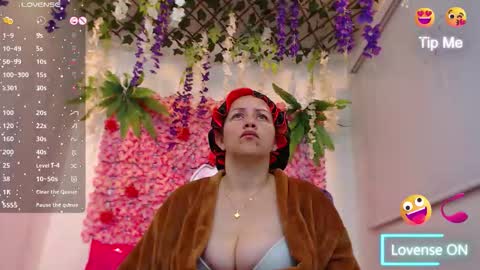 blonde_squirt_ online show from January 12, 11:15 am