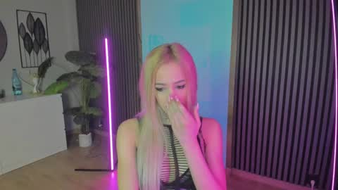Snapshot of blondie_muller chatting on February 22, 8:15 pm blondie_muller online show from February 22, 8:15 pm