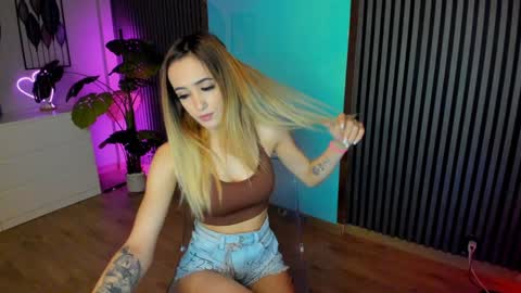 Snapshot of blondie_muller chatting on January 3, 8:01 pm blondie_muller online show from January 3, 8:01 pm