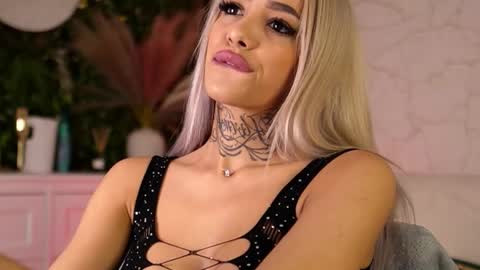 Snapshot of blondie_muller chatting on September 9, 7:35 pm blondie_muller online show from September 9, 7:35 pm