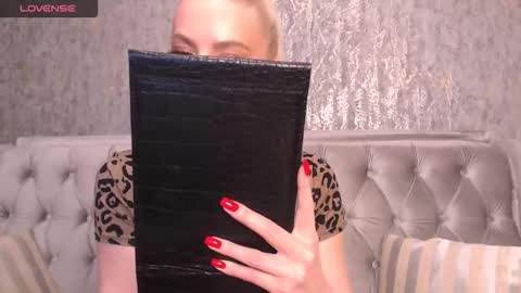 Snapshot of blondiestarxxx chatting on September 20, 10:30 pm Helen online show from September 20, 10:30 pm