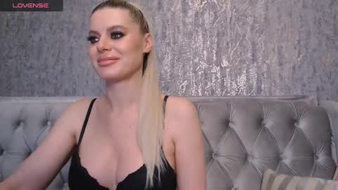 Snapshot of blondiestarxxx chatting on December 10, 5:22 pm Helen online show from December 10, 5:22 pm