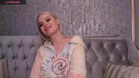 Snapshot of blondiestarxxx chatting on September 27, 8:16 pm Helen online show from September 27, 8:16 pm
