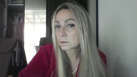 Snapshot of blondkitti chatting on October 10, 8:08 am Iren online show from October 10, 8:08 am