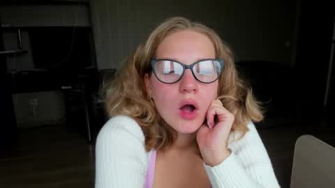 Snapshot of bloomi_lum chatting on October 9, 8:07 am Lumi online show from October 9, 8:07 am