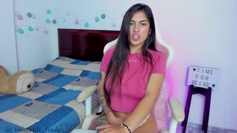 Snapshot of blue_petite chatting on January 4, 4:00 pm Linda online show from January 4, 4:00 pm