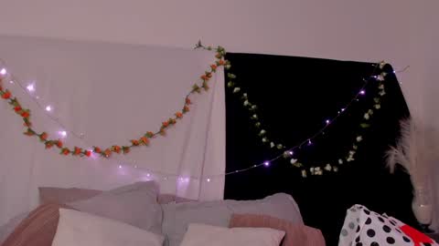Snapshot of bonniecute_ chatting on January 2, 11:41 am online show from January 2, 11:41 am
