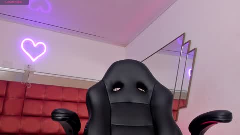 Snapshot of bonniecute_ chatting on December 19, 11:50 am online show from December 19, 11:50 am
