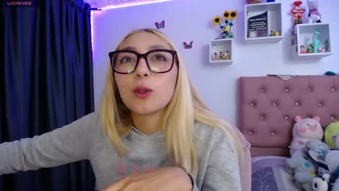 Soffy Brooks Independent model online show from May 8, 3:32 am