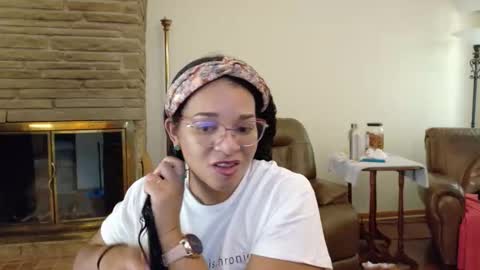 Snapshot of bonvivantb chatting on October 17, 5:05 pm Queen Bon Vivantt online show from October 17, 5:05 pm