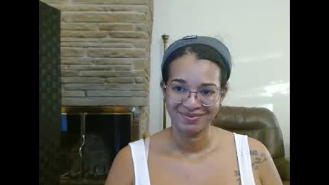 Snapshot of bonvivantb chatting on October 6, 12:22 pm Queen Bon Vivantt online show from October 6, 12:22 pm