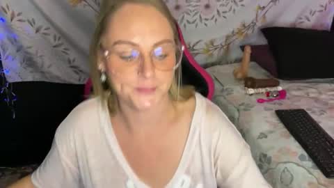 BossMom online show from December 15, 10:26 pm