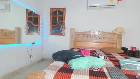 bratz_glloe online show from April 10, 6:30 am