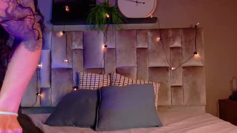 Snapshot of briaconner_ chatting on October 8, 2:49 am B R I A online show from October 8, 2:49 am
