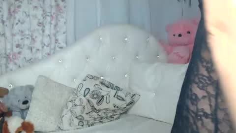 Snapshot of brilliant_doll chatting on December 16, 2:36 am Nika online show from December 16, 2:36 am