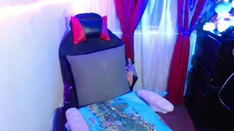 Snapshot of britannysexxy chatting on December 18, 12:21 am scarleth follow mee 3 kis online show from December 18, 12:21 am