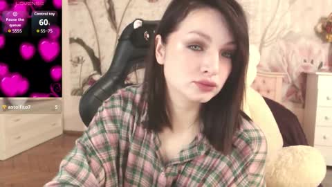 Snapshot of britneybarker chatting on October 13, 12:24 am britneybarker online show from October 13, 12:24 am