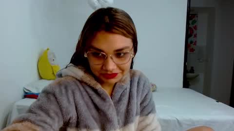Snapshot of brunette_dan chatting on March 7, 1:20 am norma online show from March 7, 1:20 am