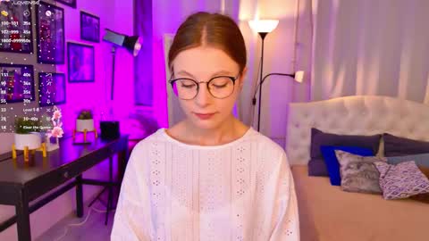 Snapshot of bubblegum_babe_ chatting on October 19, 8:33 pm Alice online show from October 19, 8:33 pm