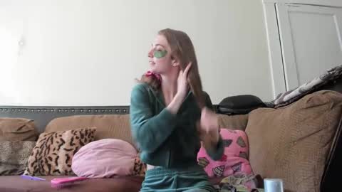 Snapshot of buffybarloe chatting on January 2, 8:35 pm Buffy online show from January 2, 8:35 pm