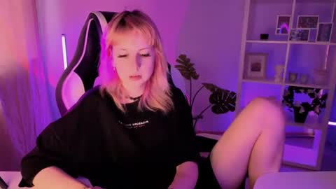 californiadreamer_ online show from July 16, 3:00 am