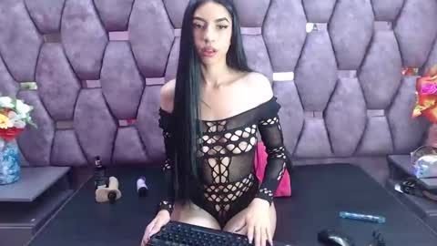 Snapshot of camila_reyess_ chatting on December 19, 3:07 am camila_reyess_ online show from December 19, 3:07 am