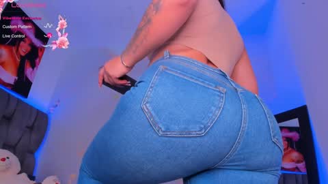 Snapshot of camilawhite_ chatting on January 7, 12:13 am MARIA CAMILA online show from January 7, 12:13 am