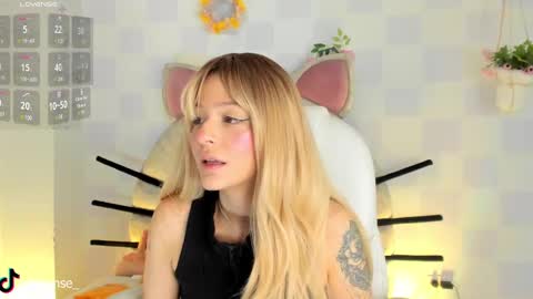 Snapshot of candase_ chatting on March 8, 4:41 am Candase online show from March 8, 4:41 am