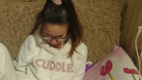 Snapshot of candylady136 chatting on December 25, 5:37 pm say meow and send tip online show from December 25, 5:37 pm