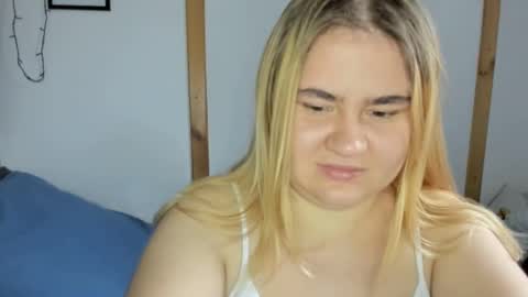 candymilas online show from December 17, 8:23 am