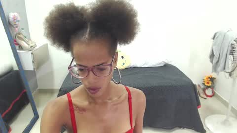Snapshot of canella_hotx chatting on December 23, 3:01 pm Canela online show from December 23, 3:01 pm
