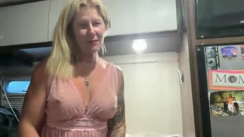 carebear5719 online show from June 18, 2:24 am