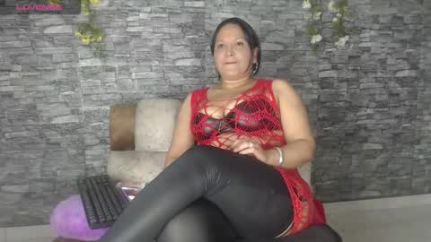 Snapshot of carolinajamess chatting on October 11, 1:32 am Camelia online show from October 11, 1:32 am