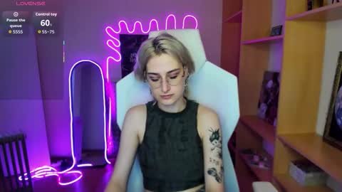 Caroline online show from October 19, 2:24 am