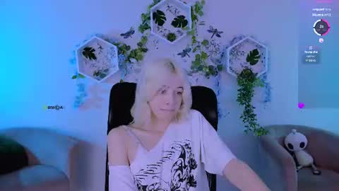 Caroline online show from July 28, 9:03 pm