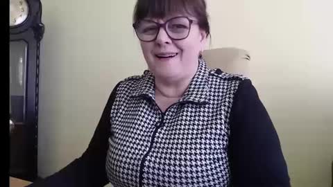 Snapshot of carolinedream_ chatting on February 28, 6:32 am CarolineDream online show from February 28, 6:32 am