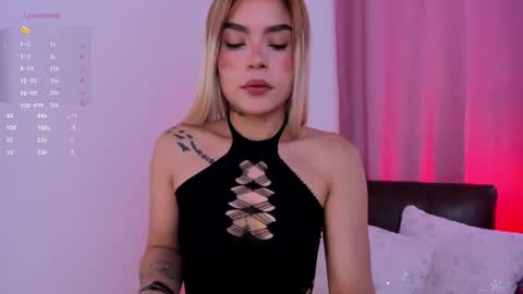 Snapshot of carolinna_ chatting on December 17, 11:49 am carolinna_ online show from December 17, 11:49 am