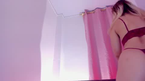 Snapshot of carolinna_ chatting on February 11, 1:41 am carolinna_ online show from February 11, 1:41 am