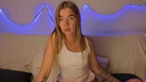 Snapshot of carriebradshawww chatting on October 1, 4:34 pm carriebradshawww online show from October 1, 4:34 pm