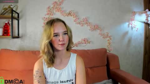 Snapshot of casey_sweeet chatting on September 24, 8:35 am Casey sweeet online show from September 24, 8:35 am