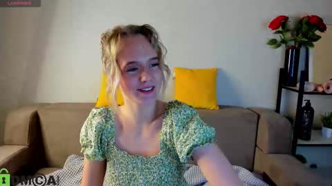 Snapshot of casey_sweeet chatting on October 6, 1:11 am Casey sweeet online show from October 6, 1:11 am
