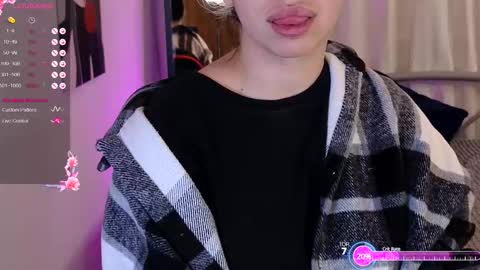 Snapshot of caseyrobbinss chatting on December 6, 6:17 pm Casey Robbins online show from December 6, 6:17 pm