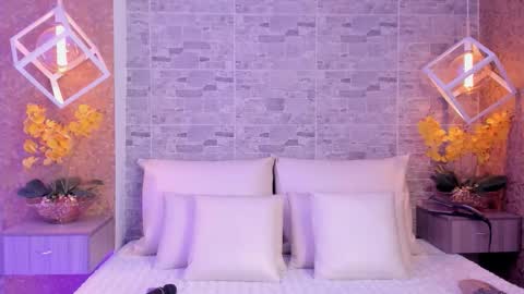 CatalinnaThompson online show from November 19, 12:05 pm