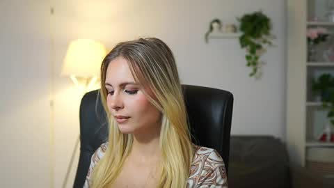 Snapshot of catecrago_ chatting on October 2, 7:57 am catecrago online show from October 2, 7:57 am